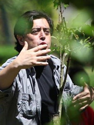Alper Babayağmur; Türk senarist, yazar, yönetmen