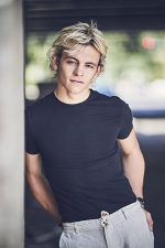 Ross Lynch; Ross Shor Lynch olarak da bilinen Amerikalı oyuncu