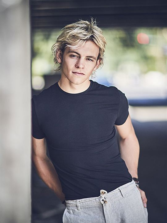 Ross Lynch; Ross Shor Lynch olarak da bilinen Amerikalı oyuncu