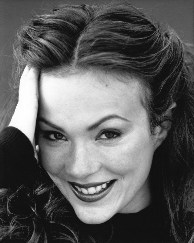 Charlotte Chatton; Hammersmith,Londra,İngiltere doğumlu İngiliz  oyuncu