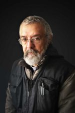 Mustafa Ziya Ülkenciler; Antalya, Türkiye doğumlu Ziya Ulkenciler olarak da bilinen Türk sanat yönetmeni, set dekoratörü