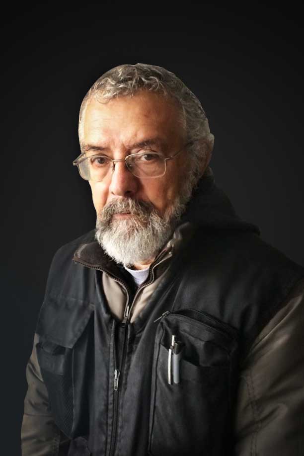 Mustafa Ziya Ülkenciler; Antalya, Türkiye doğumlu Ziya Ulkenciler olarak da bilinen Türk sanat yönetmeni, set dekoratörü