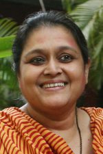 Supriya Pathak; Mumbai, Maharaştra, Hindistan doğumlu Supriya Pathak Kapoor olarak da bilinen Hint oyuncu