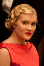 Emerald Fennell; Londra,İngiltere doğumlu Emerald Lilly Fennell olarak da bilinen İngiliz  oyuncu, senarist, idari yapımcı