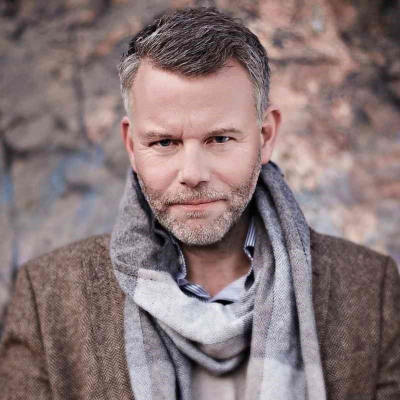 Arne Dahl; Sollentuna,Stokholm,İsveç doğumlu Jan Arnald olarak da bilinen İsveçlieleştirmenyazar