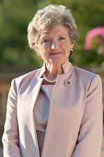 Julia McKenzie; Enfield,Londra,İngiltere doğumlu İngiliz oyuncu