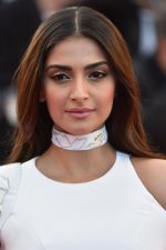 Sonam Kapoor; Chembur, Mumbai, Maharaştra, Hindistan doğumlu Sonam Anil Kapoor, Sonam K Ahuja, Sonam Kapoor Ahuja olarak da bilinen Hint oyuncu