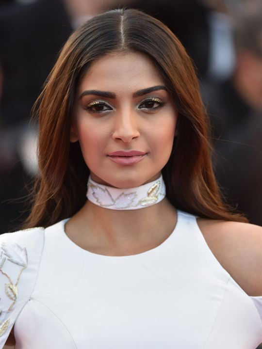 Sonam Kapoor; Chembur, Mumbai, Maharaştra, Hindistan doğumlu Sonam Anil Kapoor, Sonam K Ahuja, Sonam Kapoor Ahuja olarak da bilinen Hint oyuncu