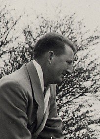 David Dodge; Berkeley, Alameda, Kaliforniya, ABD doğumlu Amerikalı yazar