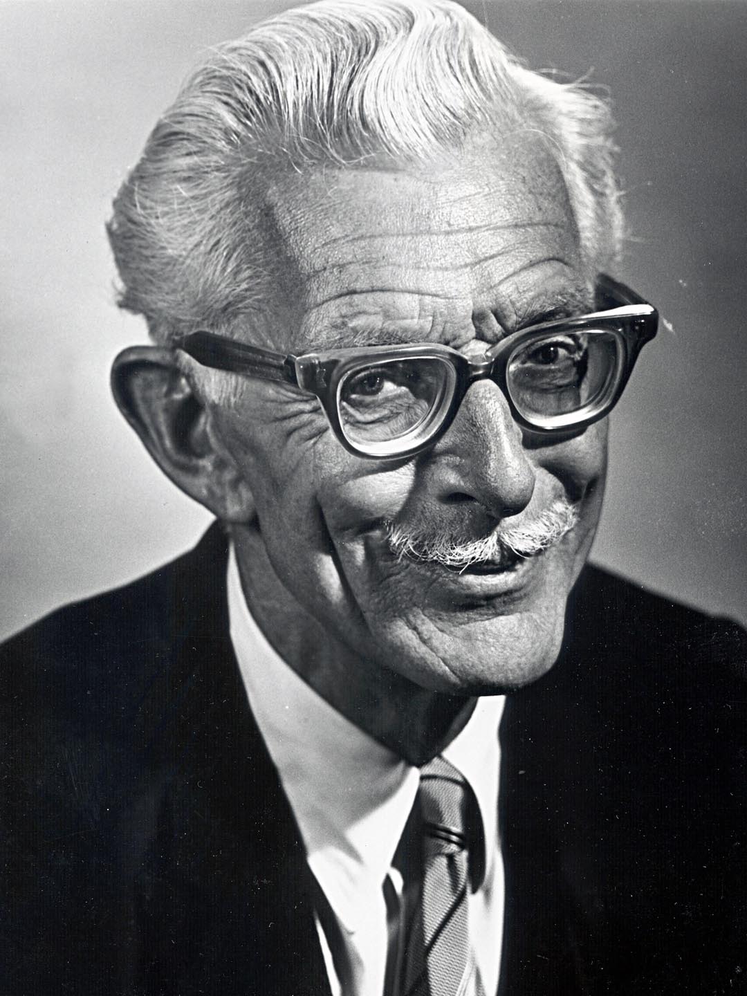 Alan Napier; Kings Norton,Birmingham,Batı Midlands,İngiltere doğumlu Alan Napier-Clavering olarak da bilinen İngiliz  oyuncu