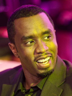 Sean Combs; Sean John Combs, Sean 'Puffy' Combs", 'Puff Daddy olarak da bilinen Amerikalı oyuncu, uygulayıcı yapımcı, yönetici ortak yapımcı