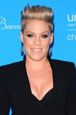 Pink; Alecia Beth Moore olarak da bilinen Amerikalı oyuncu, idari yapımcı