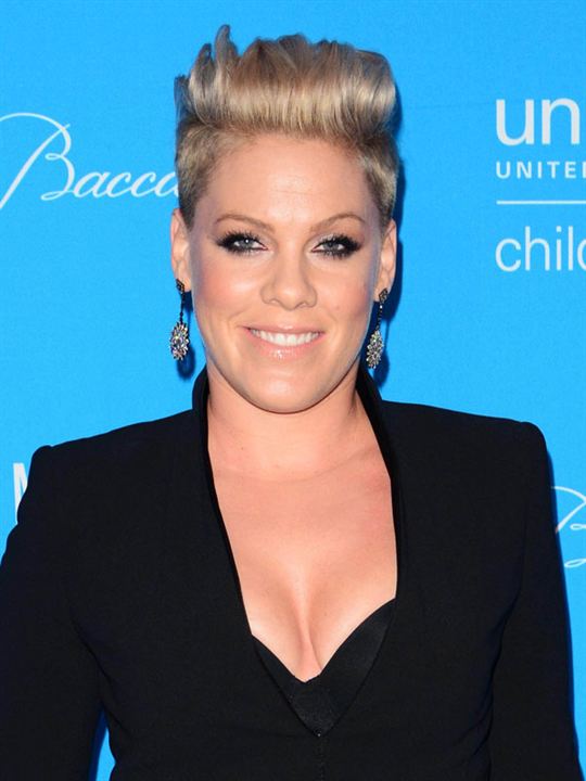 Pink; Alecia Beth Moore olarak da bilinen Amerikalı oyuncu, idari yapımcı