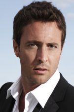 Alex O'Loughlin; Alex O'Lachlan olarak da bilinen Avustralyalı oyuncu, yönetmen
