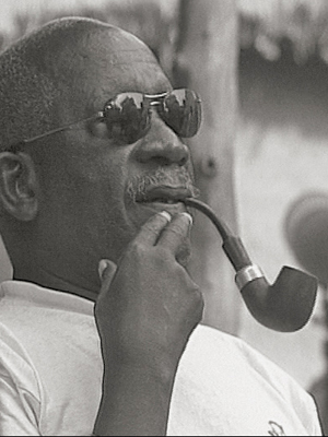 Ousmane Sembene; Ziguinchor, Senegal doğumlu Senegalli senarist, yönetmen, oyuncu