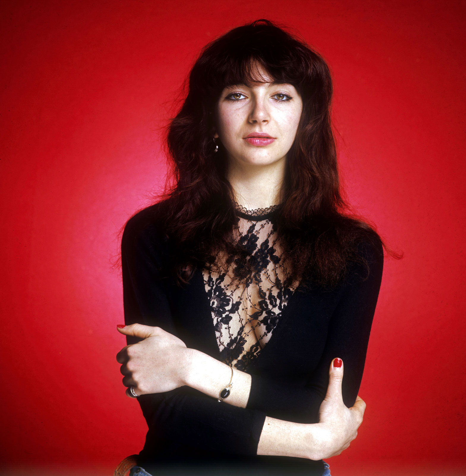Kate Bush; Bexleyheath,Bexley,Londra,İngiltere doğumlu İngilizşarkıcı, söz yazarı, tema müziği sanatçısımüzisyen