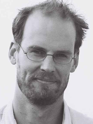 Huck Botko; senarist, idari yapımcı, orijinal karakterleri yaratan