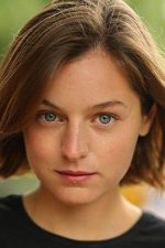 Emma Corrin; Royal Tunbridge Wells,Kent,İngiltere doğumlu İngiliz oyuncu