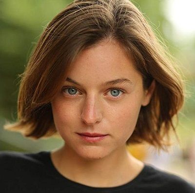 Emma Corrin; Royal Tunbridge Wells,Kent,İngiltere doğumlu İngiliz  oyuncu