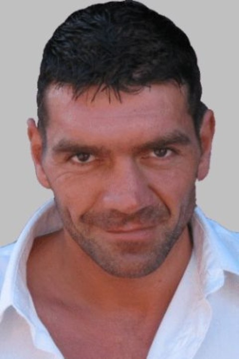 Spencer Wilding; St Asaph,Galler doğumlu Galli  oyuncu