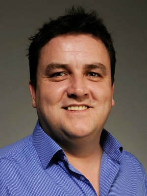 Simon Delaney; oyuncu, yönetmen