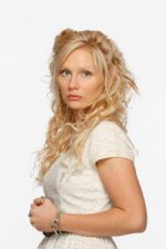 Clare Bowen; Avustralyalı oyuncu
