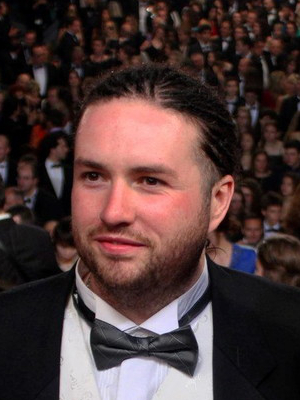 Dominic Burns; Derby,Derbyshire,İngiltere doğumlu İngiliz  senarist