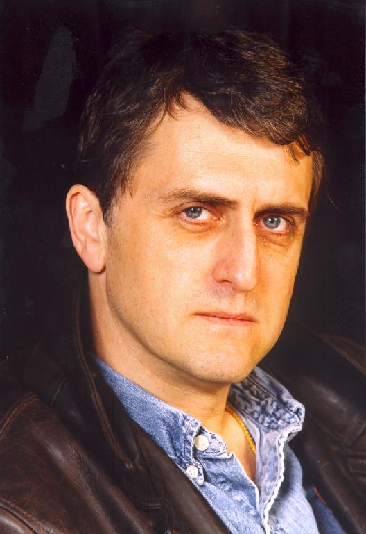 Stephen Leather; Manchester,İngiltere doğumlu İngiliz  senarist, yapımcı, yardımcı yapımcı