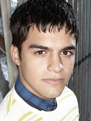 Sean Teale; Wandsworth,Londra,İngiltere doğumlu Sean James Teale olarak da bilinen İngiliz  oyuncu
