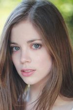 Charlotte Hope; Salisbury,Wiltshire,İngiltere doğumlu İngiliz oyuncu
