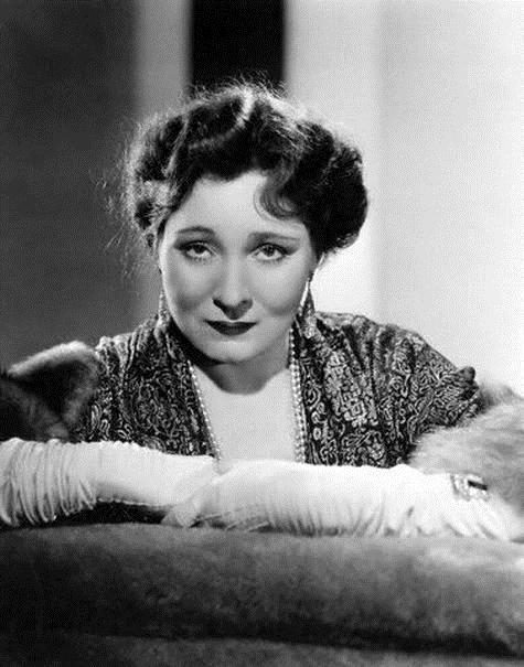 Margaret Dumont; Daisy Juliette Baker olarak da bilinen Amerikalı oyuncu