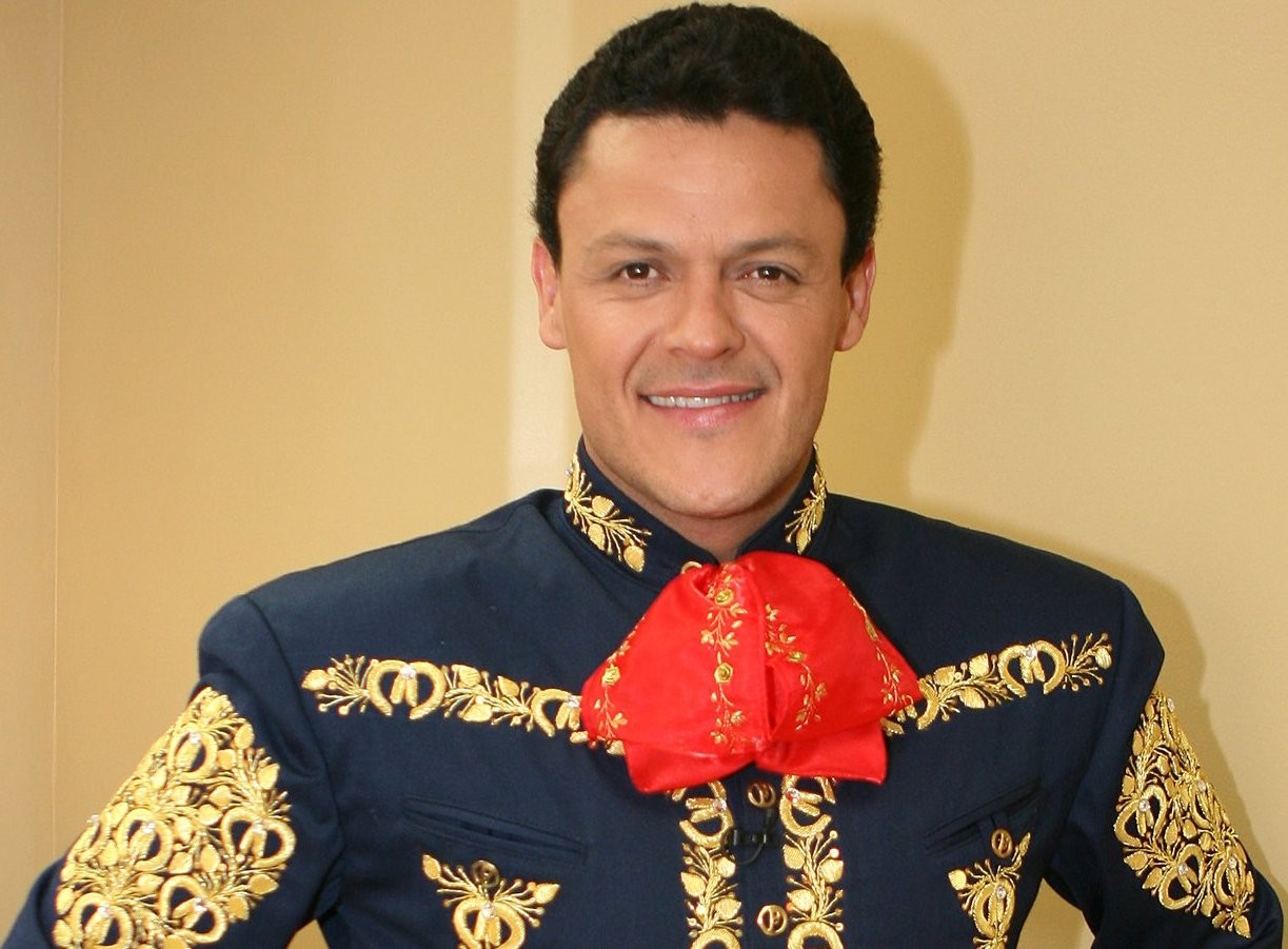 Pedro Fernandez; Guadalajara, Jalisco, Meksika doğumlu Meksikalı şarkıcı, söz yazarı, oyuncu