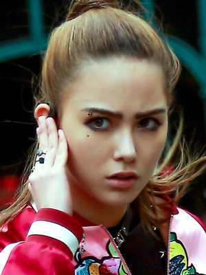 Hannah Quinlivan; Tayvanlı oyuncu