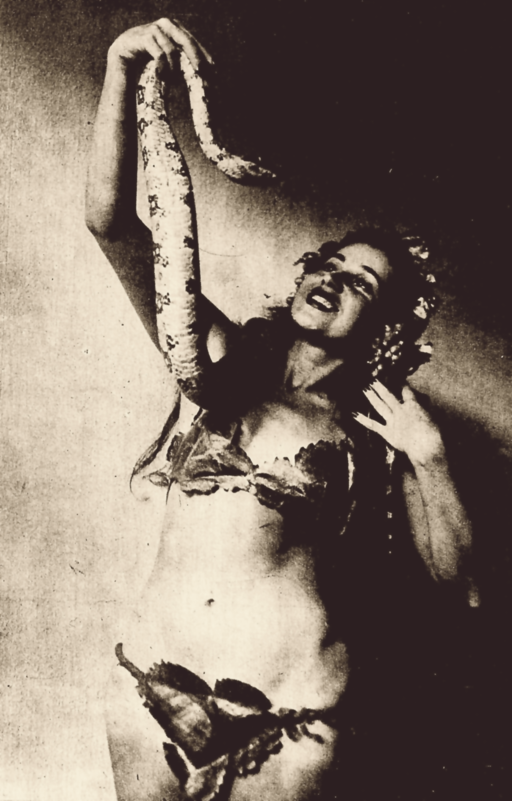 Luz Del Fuego; Cachoeiro de Itapemirim, Espírito Santo, Brezilya doğumlu Dora Vivacqua olarak da bilinen Brezilyalı balerin, oyuncu