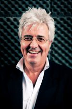 Mark Thomas; Penclawdd,Galler doğumlu Gallifilm müziğibesteci