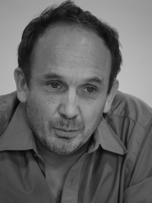 Yannick Kergoat; Fransız kurgucu, genel yayın yönetmeni