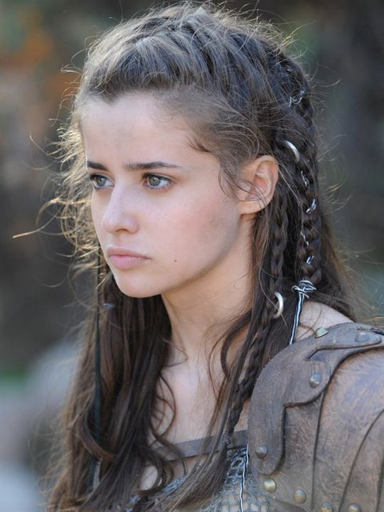 Holly Earl; Londra,İngiltere doğumlu İngiliz  oyuncu