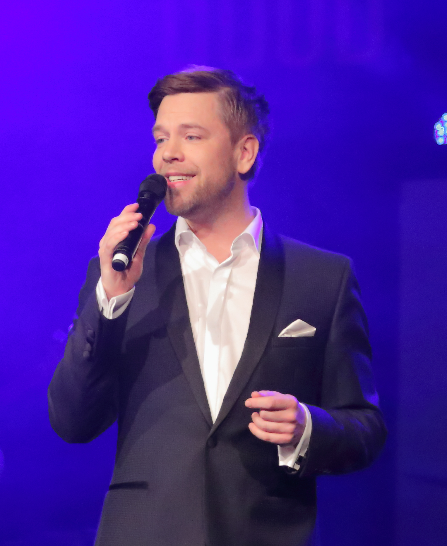 Tom Gaebel; Gelsenkirchen, Kuzey Ren-Vestfalya, Almanya doğumlu Alman şarkıcı, söz yazarı, film müziği bestecisi