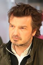 Diastème; Patrick Asté olarak da bilinen Fransız adaptasyon, diyalog yazarı, senarist