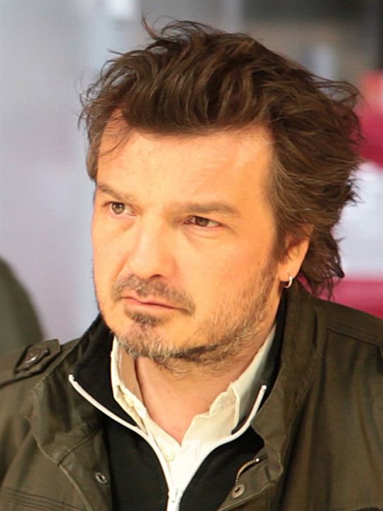 Diastème; Patrick Asté olarak da bilinen Fransız adaptasyon, diyalog yazarı, senarist