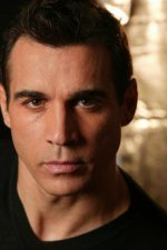 Adrian Paul; Adrian Paul Hewitt olarak da bilinen Amerikalı oyuncu, yönetmen