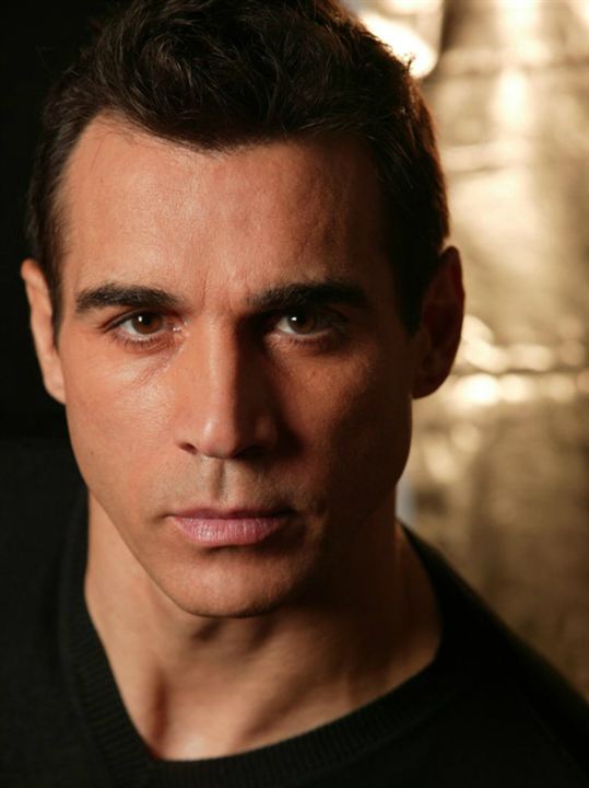 Adrian Paul; Adrian Paul  Hewitt olarak da bilinen Amerikalı oyuncu, yönetmen