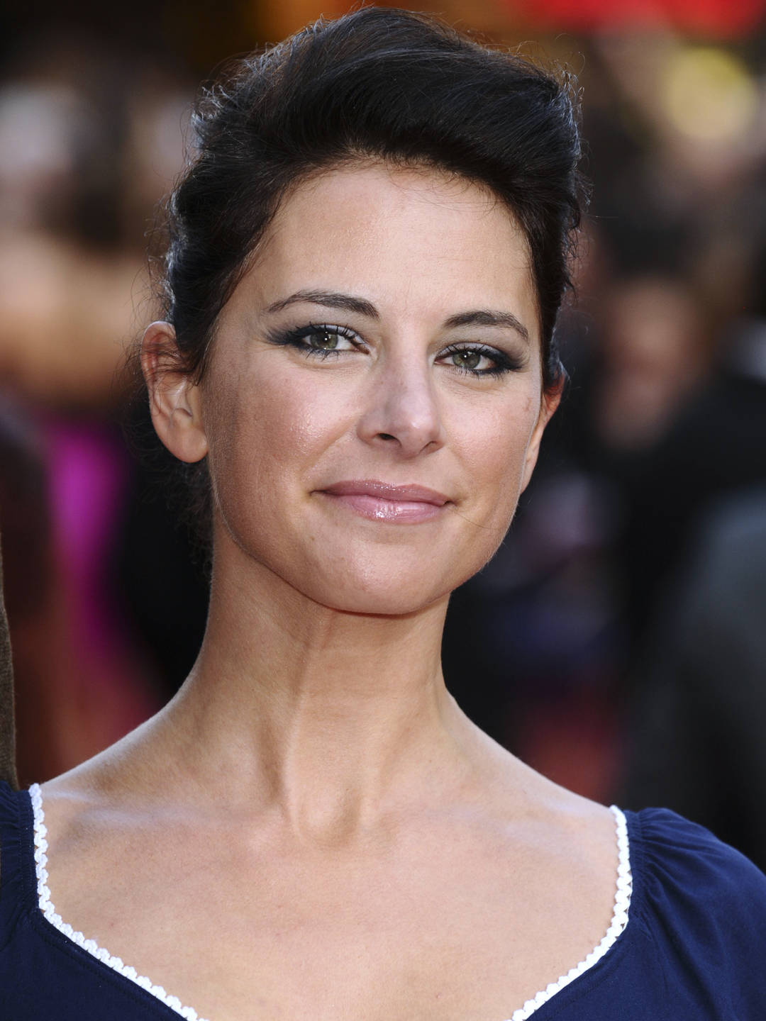 Belinda Stewart-Wilson; Kensington,Londra,İngiltere doğumlu İngiliz  oyuncu