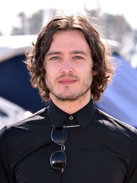 Alexander Vlahos; Galler doğumlu Galli  oyuncu
