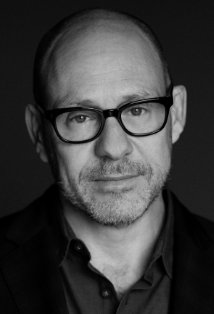 Daniel Sackheim; yönetmen, idari yapımcı, ortak yapımcı