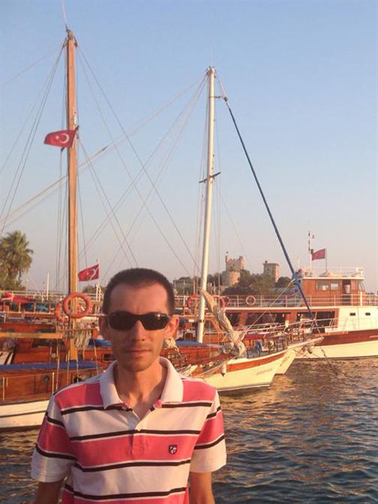 Alper Giray Urhanoğlu; Türk senarist, yapımcı, yönetmen