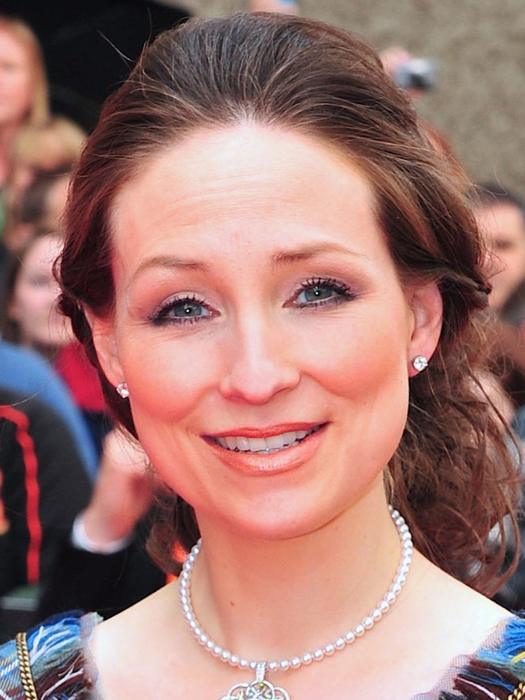 Julie Fowlis; North Uist,İskoçya doğumlu İskoçtema müziği sanatçısı, şarkıcı, multi enstrümantalistbesteci