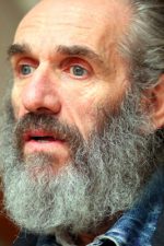 Tony Kaye; İngiliz  yönetmen, görüntü yönetmeni, kamera operatörü