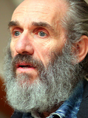 Tony Kaye; İngiliz  yönetmen, görüntü yönetmeni, kamera operatörü