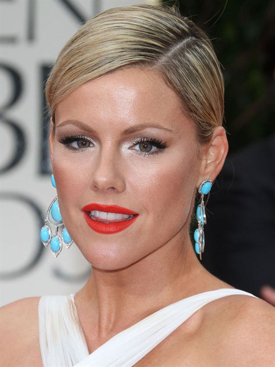 Kathleen Robertson; Kanadalı  oyuncu, idari yapımcı, senarist